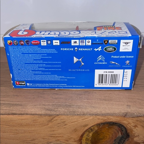 Bburago Street Fire 1/43 Red Mercedes Convertible Die-Cast Toy Car - Picture 9 of 13